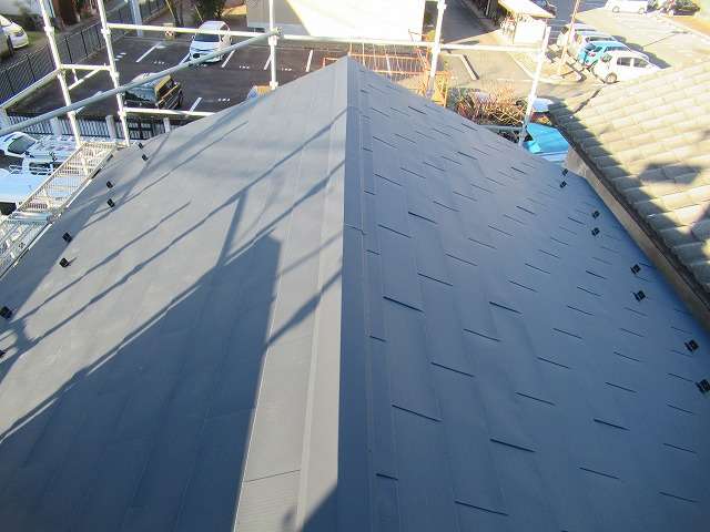 甲府市で劣化したスレート屋根をガルバリウム鋼板に葺き替え工事しました！