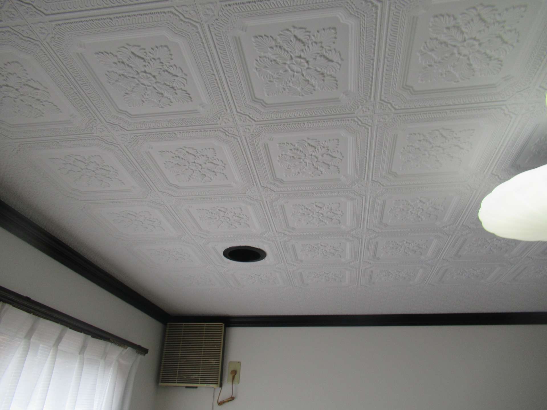 富士吉田市でリビングの天井の塗装工事を行いました！