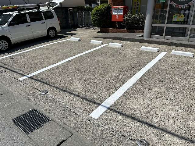 甲府市の郵便局で駐車場の白線引き工事を行いました