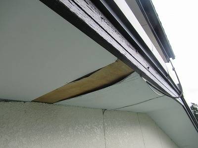 南アルプス市で軒天井の剥がれがあり補修と塗装を行いました